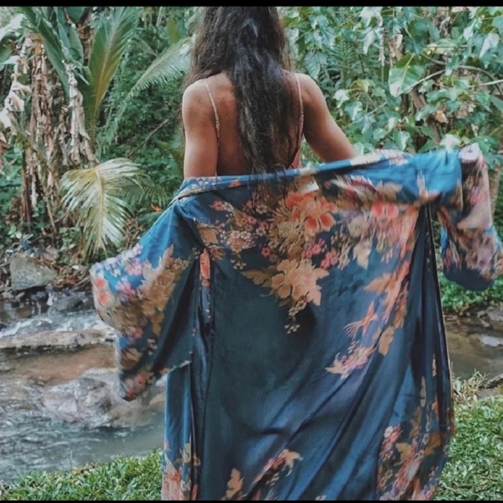 NWT STUNNING BLUE FLORAL KIMONO, LIGHT WEIGHT ROBE